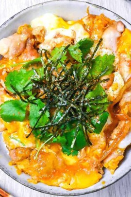 Japanese chicken and egg rice bowl "oyakodon"